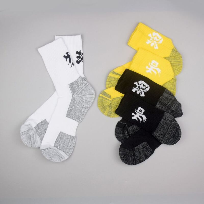 周小龍的童裝連鎖店售賣不少印有「香港加油」的產品。(Chickeeduck圖片)